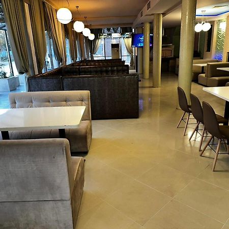 וארנה Apartments Devora 1 & Bar & Restaurant מראה חיצוני תמונה